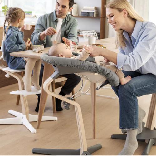 Padres interactuando con su bebé en el Stokke Nomi Newborn Set